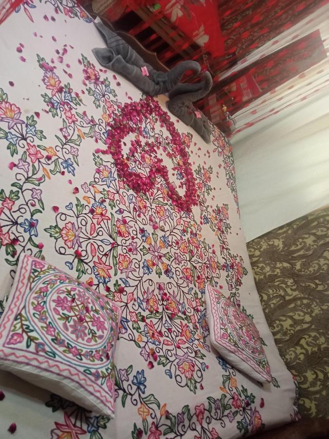 Hb King Of Kings Hotel Srīnagar Buitenkant foto