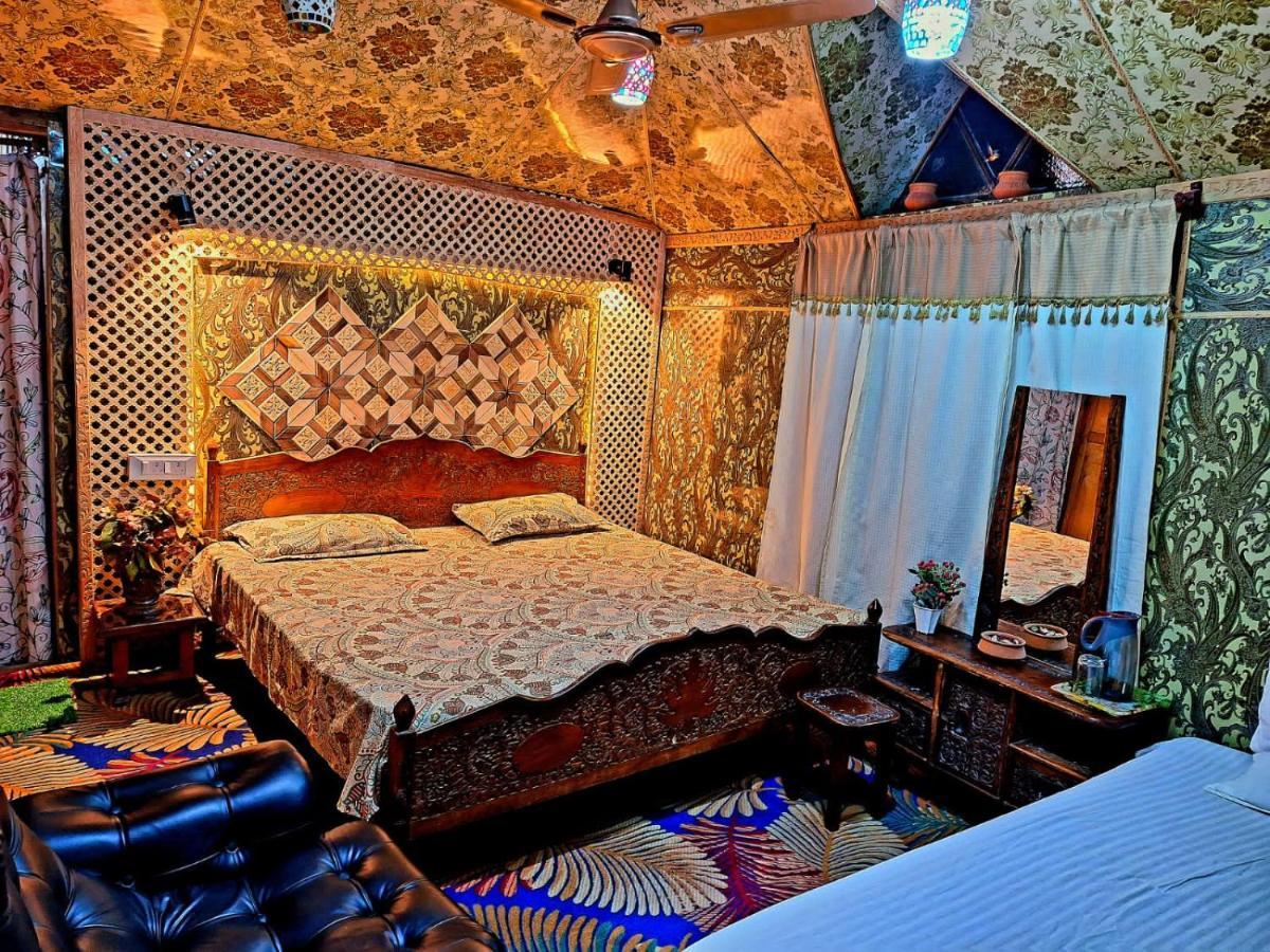 Hb King Of Kings Hotel Srīnagar Buitenkant foto
