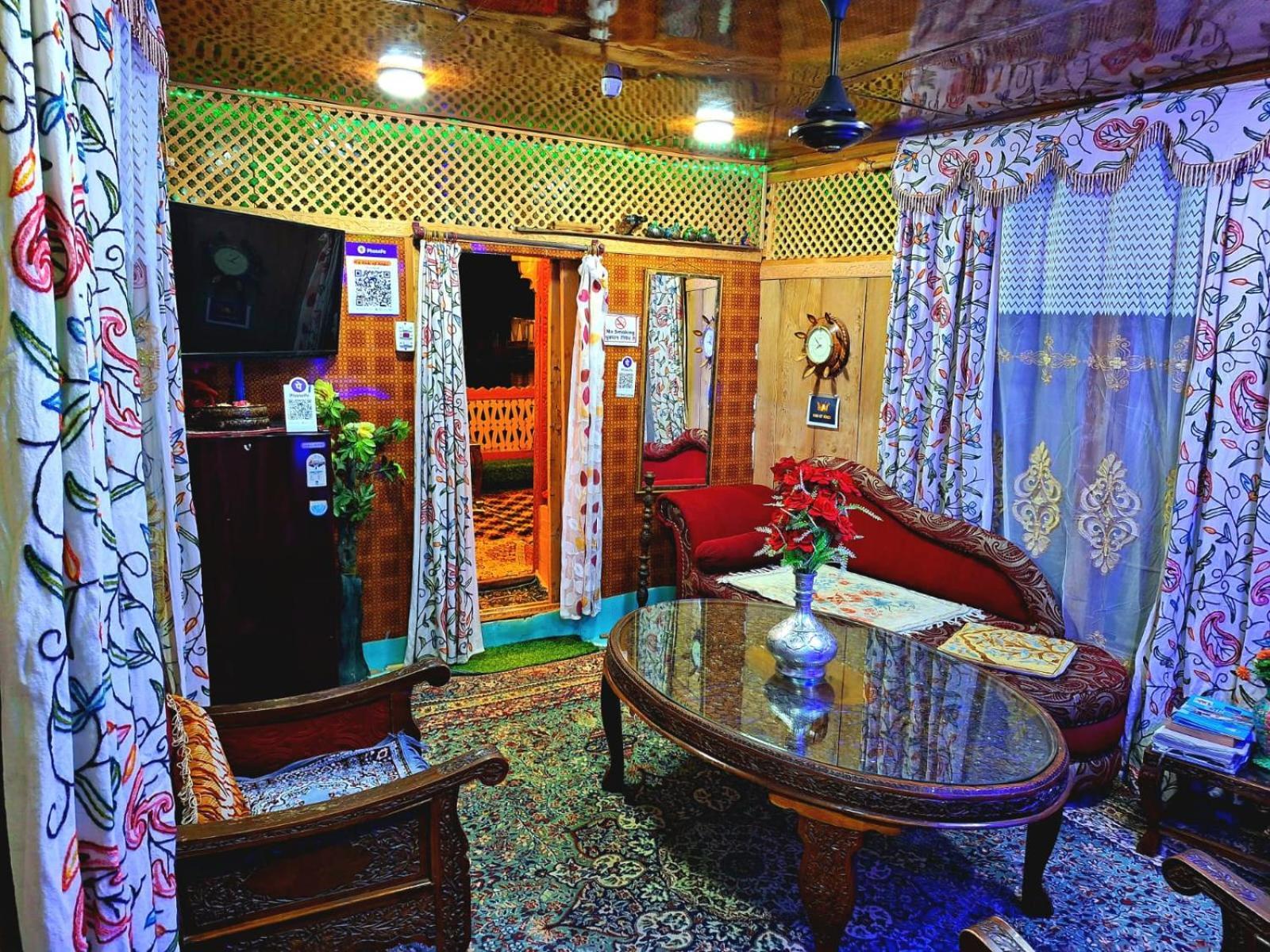 Hb King Of Kings Hotel Srīnagar Buitenkant foto