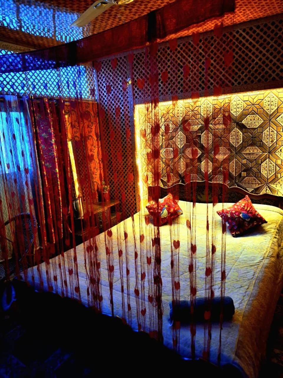 Hb King Of Kings Hotel Srīnagar Buitenkant foto